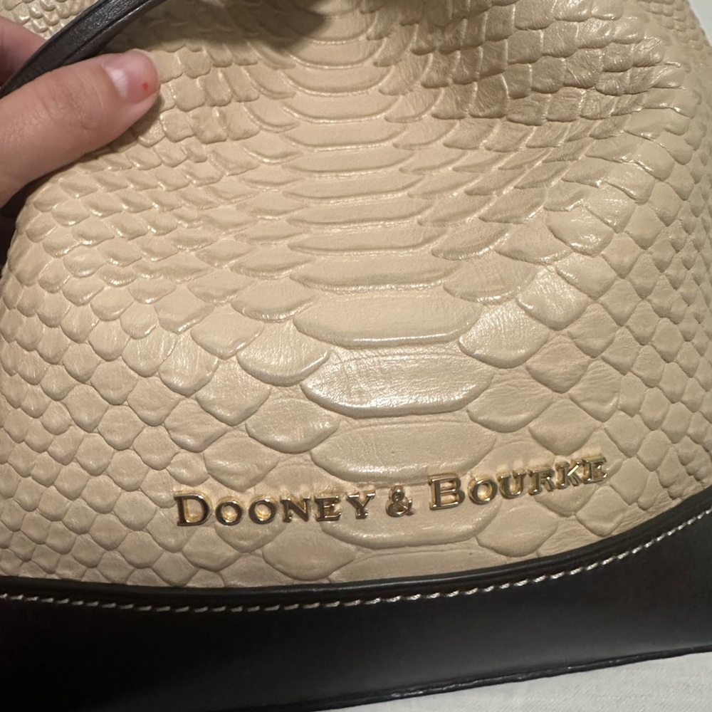 Limited Edition Dooney and Bourke drawstring bucket bag in Alligator - Picture 6 of 13